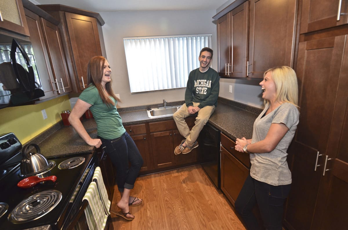 Photos and Video of Collingwood Apartments in East Lansing, MI
